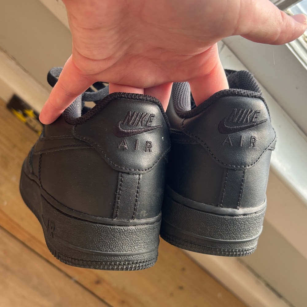 Nike Black Athletic Shoes BOYS 5Y or 7.5 WOMEN
